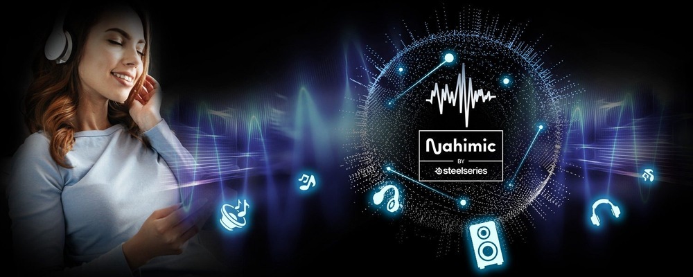 Žena si s úsmevom na tvári vychutnáva hudbu zo slúchadiel. Z loga „Nahimic by SteelSeries“ vychádzajú modré zvukové vlny, obklopené ikonami ako noty a reproduktory, ktoré vyjadrujú hi-tech zvukový zážitok.
