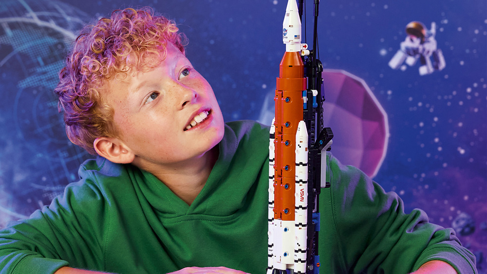 Stavebnica LEGO® Technic 42221 Raketa NASA Artemis Space Launch System Model vychádza zo skutočného systému NASA Artemis Space Launch System a približuje deťom princípy kozmických misií.