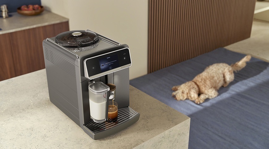 Automatický kávovar Philips 8000 Series LatteGo Pro EP8757/12 čierny Automatický kávovar Philips 8000 Series LatteGo EP8757/92 zaujme tichou prevádzkou SilentBrew, automatickým napeňovaním mlieka a moderným dizajnom pre každodennú prípravu kávy.