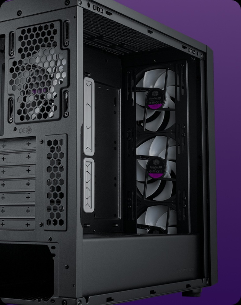 Case Cooler Master MasterBox 600 Lite čierna Čierna počítačová skriňa s mriežkovým dizajnom vybavená tromi vstavanými ventilátormi. Má elegantný, moderný vzhľad na fialovom pozadí s farebným prechodom.