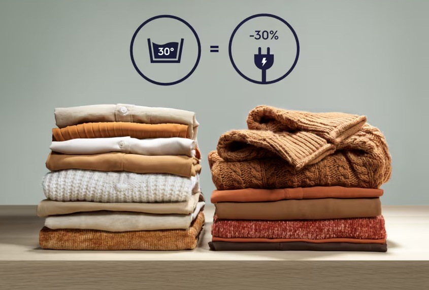 Práčka Electrolux UltraCare 800 EW8TA3562C biela Dve kôpky poskladanej bielizne z bavlny a syntetiky. Nad nimi symbol prania na 30 ° C a úspory energie o 30 %.