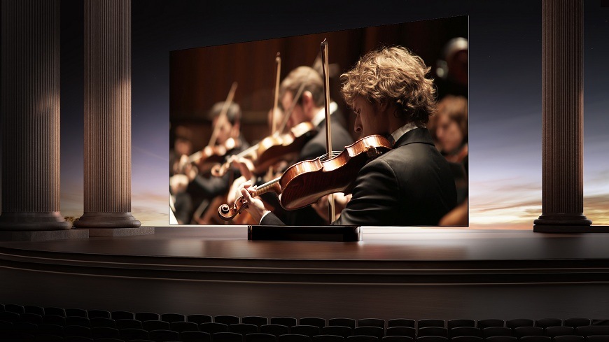 Televízia Hisense 100UR8S, na ktorej sa prehráva husľový koncert