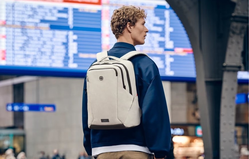 Muž má na chrbte batoh Wenger MX Professional 16"