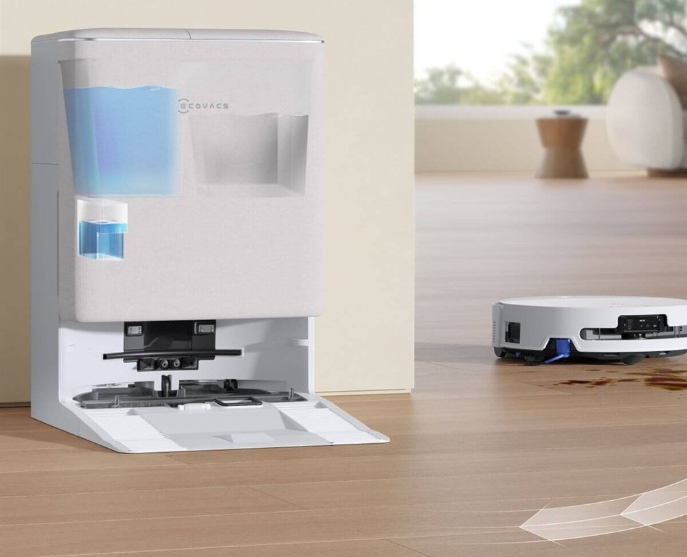 Robotický vysávač Ecovacs DEEBOT T90S PRO OMNI WHITE biely V automatickej multifunkčnej stanici, kam robot dorazí po upratovaní, sa vyperú podložky, následne sa vysušia, a tiež sa vyprázdni odpadový zásobník. Vďaka tomuto je robot pripravený na ďalšie upratovanie.
