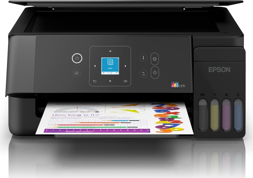Tlačiareň multifunkčná Epson EcoTank L3362 čierna Čelný pohľad na tlačiareň s otvoreným vekom skenera a vytlačeným farebným dokumentom vo výstupnom zásobníku