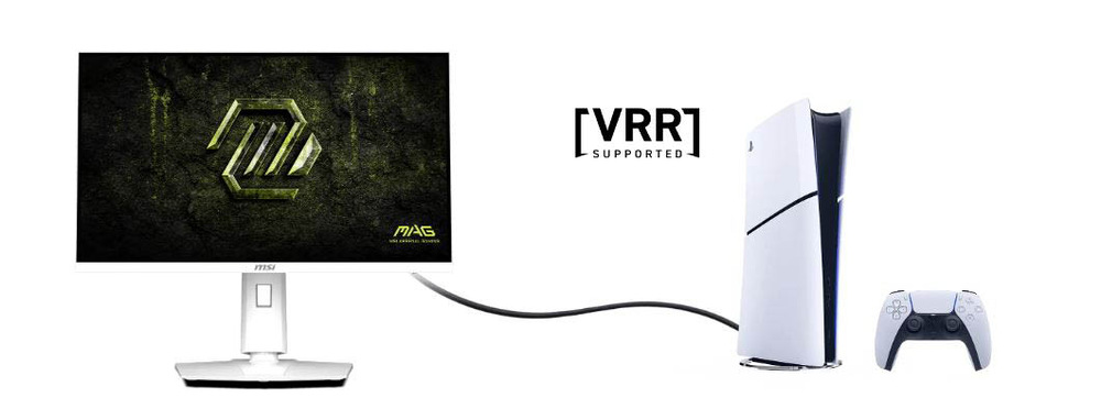 Herný monitor MSI MAG 274QRFW E20 biely Monitor s herným logom je pripojený k hernej konzole káblom. Konzola stojí vedľa ovládača. Na obrázku je uvedený text „VRR Supported“ (Podpora VRR).
