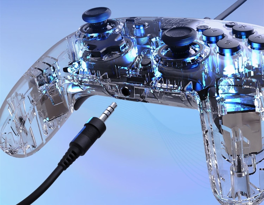 Gamepad Turtle Beach Afterglow Wired RGB, NS2 priehľadný Gamepad Turtle Beach Afterglow Wired RGB je na obrázku zachytený pri zapájaní dlhého USB kábla, vďaka ktorému je maximálne presný a pri hraní spoľahlivý.