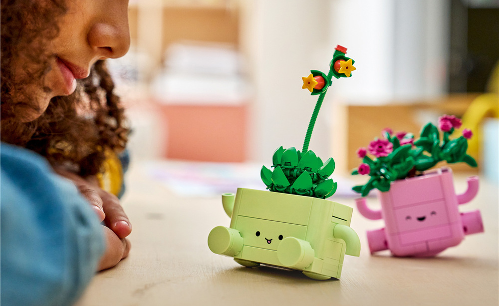 Stavebnica LEGO® Botanicals 11506 Houpající se rostlinky Rastlinky a kvetináče je možné ľubovoľne kombinovať a vytvárať zakaždým nové aranžmány podľa vlastnej fantázie.