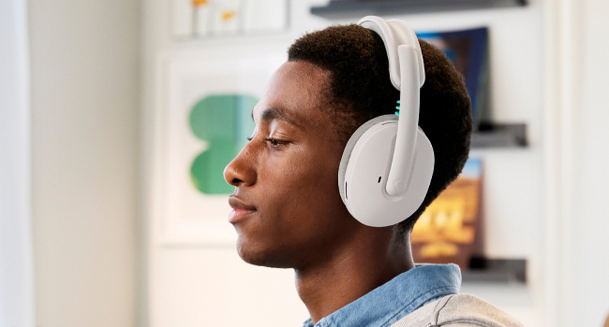 Bočný profil hráča s nasadeným herným headsetom Logitech G325 LIGHTSPEED Wireless pri hraní