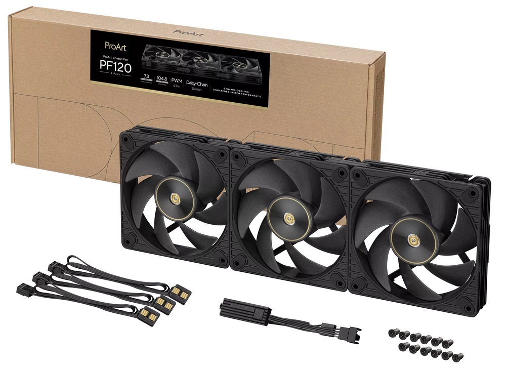 Ventilátor Asus ProArt PF120 Black 3in1, 120 mm, 3 ks čierny Na obrázku je sada Ventilátor Asus ProArt PF120 (3in1) v čiernom prevedení - tri 120mm ventilátory z rôznych uhlov. Dva ventilátory sú vpredu naklonené, tretí leží vzadu na plocho, takže je vidieť ich nízka hrúbka. Každý má čierny štvorcový rám so štyrmi montážnymi otvormi a vo vnútri širokej čiernej lopatky. Uprostred je typický kruhový stred s tenkým zlatistým krúžkom a kovovým stredom. Na obrázku je sada Ventilátor Asus ProArt PF120 (3in1) v čiernom prevedení vrátane balenia a príslušenstva. Vzadu je hnedá kartónová krabica s nápisom ProArt PF120 (3 Pack) a obrázkom troch ventilátorov. Pred ňou sú tri čierne ventilátory spojené vedľa seba do jedného radu; každý má široké čierne lopatky a uprostred kruhový stred s tenkým zlatistým krúžkom. Dole sú priložené prepojovacie káble s kontaktnými konektormi na reťazenie a tiež sada čiernych montážnych skrutiek.