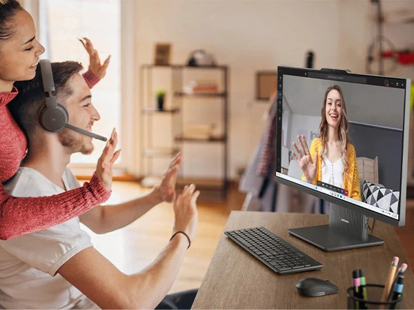 PC all in-one Lenovo IdeaCentre 24IRH9 sivý Žena a muž telefonujú prostredníctvom počítača Lenovo IdeaCentre