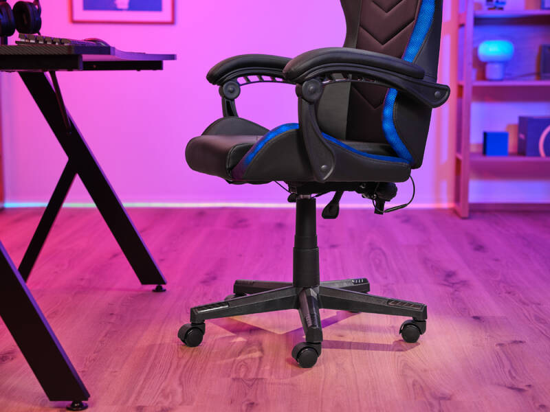 Herná stolička Trust GXT 704 RONIQ RGB + Powerbank 10000 mAh čierna Detail na ergonomické tvarovanie hernej stoličky, jej podsvietenie pozdĺž konštrukcie as detailom na univerzálne pojazdové kolieska.