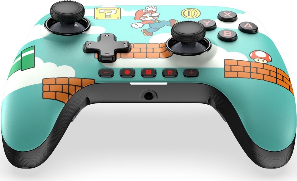 Na obrázku je čierny drôtový gamepad PowerA Advantage pre Nintendo Switch 2 z nízkeho predného uhla. Vidieť sú dva analógové joysticky s vrúbkovaným povrchom, smerový kríž, tlačidlá A, B, X a Y aj spodný rad funkčných tlačidiel. Uprostred je logo Nintendo Switch 2 a na spodnej hrane 3,5 mm konektor pre headset. Rukoväte majú textúrovaný povrch pre pevnejšie držanie pri hraní.