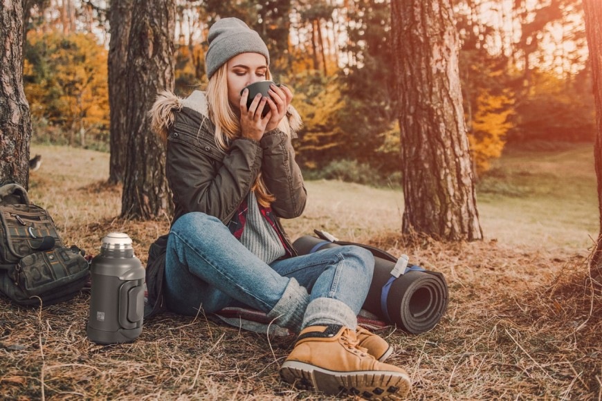Termoska G21 2 500 ml sivá Žena pije z nerezovej termosky G21