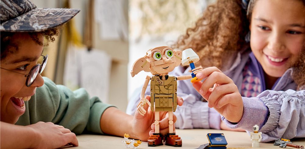 Stavebnica LEGO® Harry Potter™ 76469 Svobodný skřítek Dobby™ Drobné doplnky ako tenisky, ponožka, lampička alebo lektvar pripomínajú známe filmové scény z Harryho Pottera.