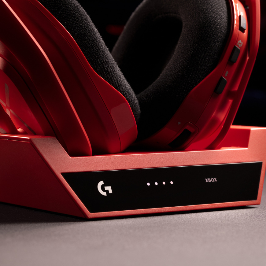 Headset Logitech G Astro A50 X Lightspeed Wireless + Base Station červený Detail nabíjacej základne headsetu Logitech G A50 X LIGHTSPEED s indikačnými diódami