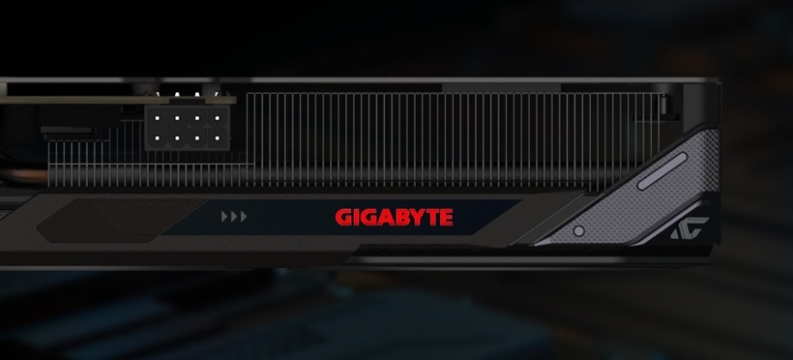 Bočný pohľad na logo GIGABYTE s RGB podsvietením na karte GIGABYTE Radeon Gaming