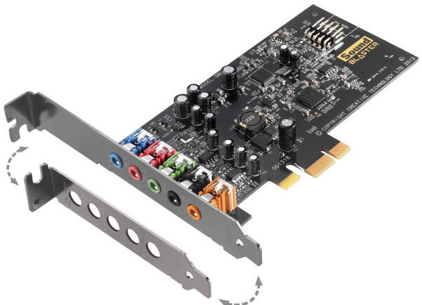 Karta zhora. Na ľavej strane je bracket s viditeľnými portami na pripojenie externých zariadení. Ďalší bracket pre zapojenie, ako do HTPC skríň, tak do klasickej desktopovej zostavy. Na spodnej strane snímky sú vidieť konektory na zapojenie karty do základnej dosky.