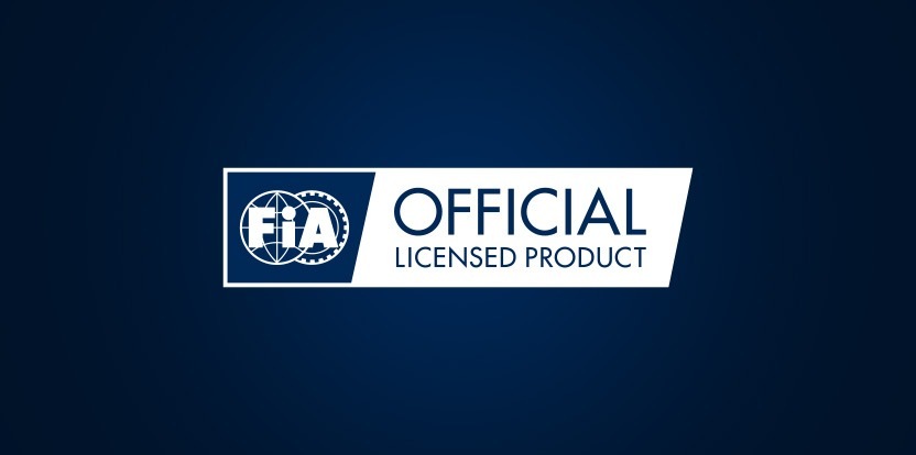 Obrázok má tmavo modré pozadie s bielym obdĺžnikovým pruhom. Je na ňom nápis „FIA Official Licensed Product“ (Oficiálny licencovaný produkt FIA) a logo pripomínajúce zemeguli a ozubené koleso.