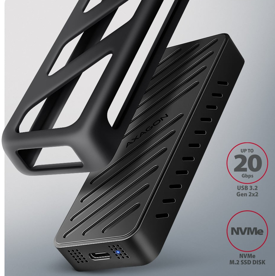 Externý rámček Axagon ARMORED box, USB-C 20Gbps - M.2 NVMe SSD čierny Na obrázku je čierny externý box AXAGON pre M.2 NVMe SSD zachytený šikmo spredu. Má podlhovastý kovový tvar s výraznými pozdĺžnymi drážkami na hornej strane a vetracími otvormi po boku. Na čele je USB-C konektor a dve malé modré kontrolky. Vedľa samotného boxu je zobrazený aj odnímateľný ochranný silikónový obal. Vpravo sú informačné ikony zdôrazňujúce podporu NVMe a prenosovú rýchlosť až 20 Gb/s cez USB 3.2 Gen 2x2.
