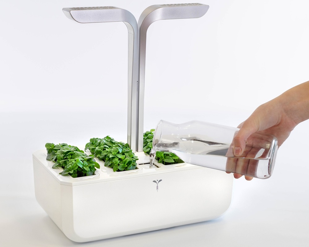 Inteligentný kvetináč Véritable SMART biely Chytrý kvetináč Véritable SMART s vypestovanými bylinkami a ukážkou zalievania