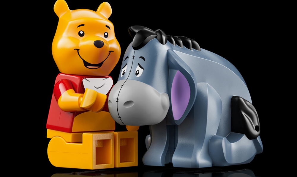 Stavebnica LEGO® │ Disney 43300 Macko Pu Stavanie 1 399 dielikov s digitálnym 3D návodom ponúka dospelým fanúšikom Púa kreatívny odpočinok aj zberateľský model.