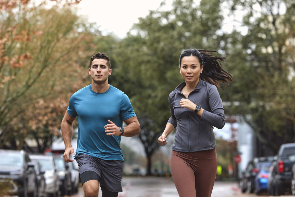 Bežiaca žena a muž s hodinkami Amazfit Active 3 Premium na zápästie