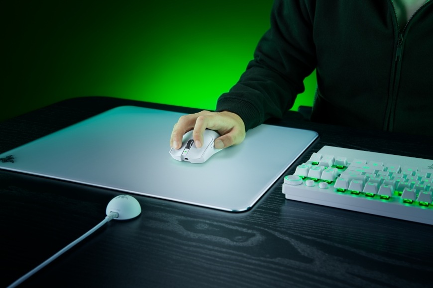 Myš Razer Viper V4 Pro čierna Biely variant myši pri používaní na podložke