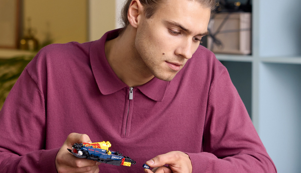 Stavebnica LEGO® Speed Champions 77243 Závodní auto Oracle Red Bull Racing RB20 F1® Hotový RB20 môžete vystaviť doma či v kancelárii a potešiť ním fanúšikov Formule 1 ako originálnym darčekom.