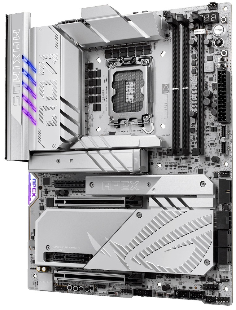 Základná doska Asus ROG MAXIMUS Z890 APEX Základná doska má výrazné strieborno-biele prevedenie s masívnymi pasívami okolo pätice LGA1851. Vpravo hore sú len dva DDR5 DIMM sloty, pod nimi dvojica dlhých PCIe x16 slotov. Spodná časť zaberajú veľké kryty/chladiča pre M.2 a čipset s typickým ROG motívom a „APEX“ prvkami.