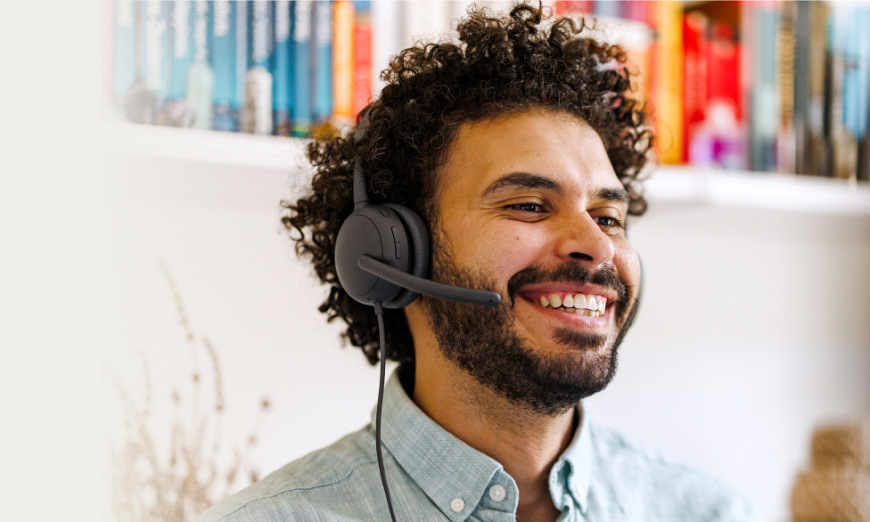 Reálne použitie headsetu Logitech Zone Wired 2 počas online meetingu s dôrazom na zrozumiteľný prenos hlasu a komfort pri dlhšom nosení