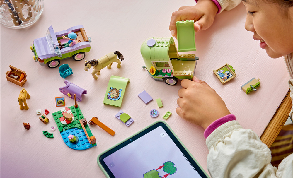 Stavebnica LEGO® Friends 42695 Přívěs s koněm a hříbětem Starostlivosť o kone a žriebä zahŕňa kefovanie, prípravu sedla, zdobenie deky aj cestu prívesom.