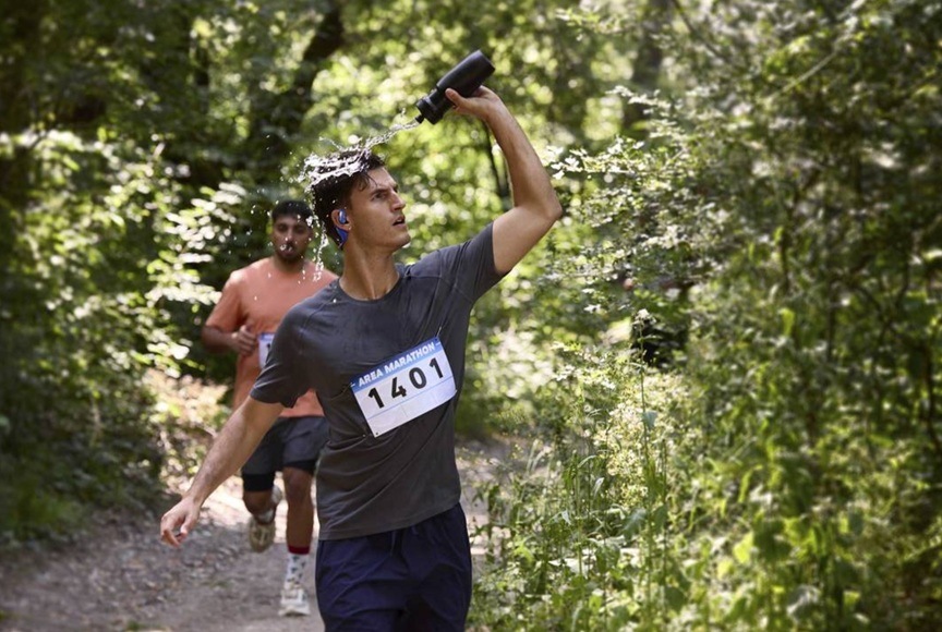 Slúchadlá JBL Endurance Pace čierna/sivá Bežiaci muž so slúchadlami.