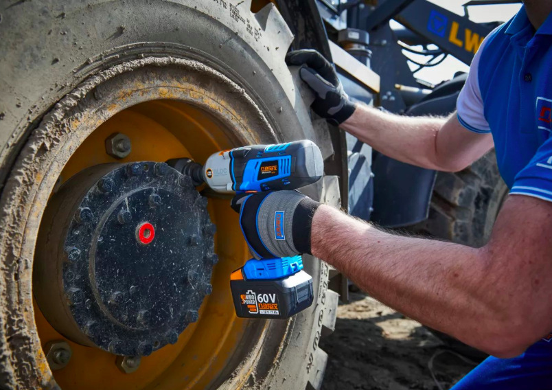 Doťahovák rázový Narex ASR 600-3MTB Basic Box (bez baterie) Použitie rázového uťahovača Narex ASR 600-3MTB pri údržbe kolesa stavebného stroja