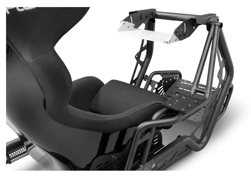 Ilustračný obrázok držiaka Playseat Sensation PRO - Sim Platform - Right upevneným na závodnej sade Sensation zdôrazňuje pokročilé možnosti prispôsobenia.