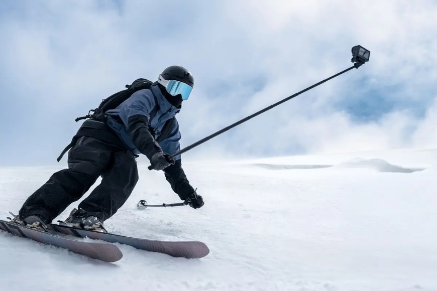 Selfie tyč DJI Osmo 1.5m Extension Rod Kit (Dual-Direction Quick-Release) čierna Lyžiar sa natáča pri jazde z kopca pomocou akčnej kamery upevnenej na selfie tyči Extension Rod Kit