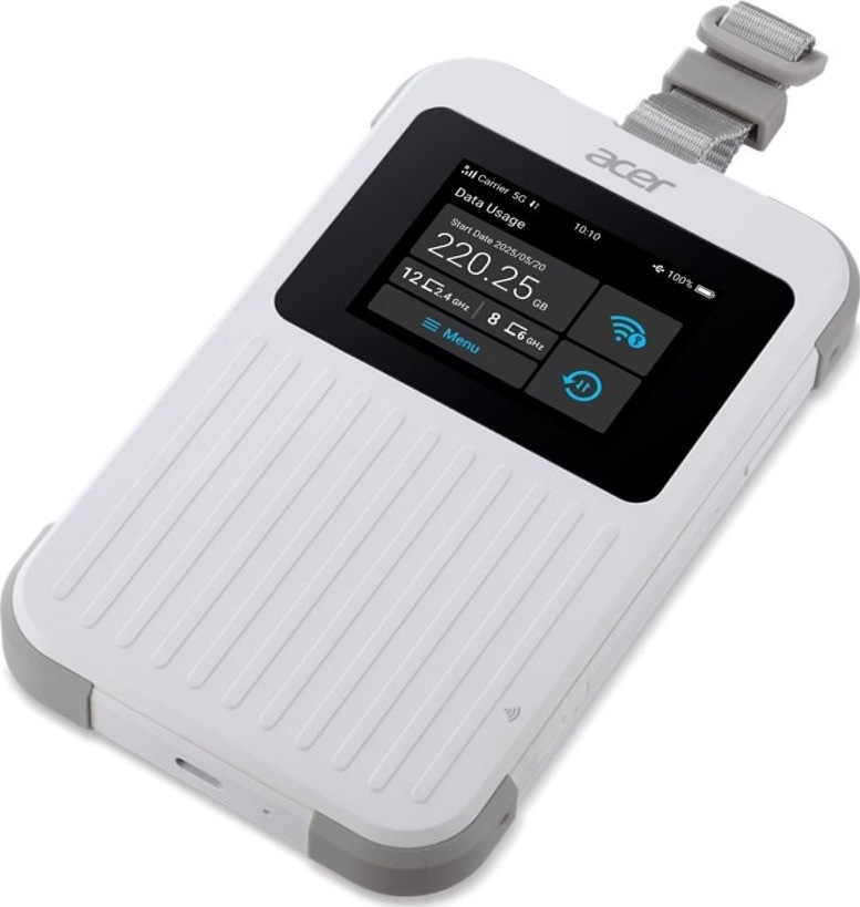 Biely mobilný hotspot Acer Connect Enduro M6E z horného šikmého pohľadu. Na prednej strane má dotykový displej so stavom 5G pripojenia, využitými dátami a Wi-Fi ikonami, vrúbkovaný panel, šedé ochranné rohy a hore látkové pútko.