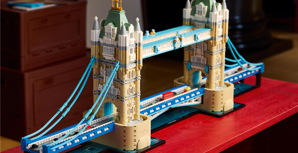 Model z 3 745 dielikov LEGO meria 35 × 89 × 19 cm a stavanie uľahčuje interaktívny 3D návod.