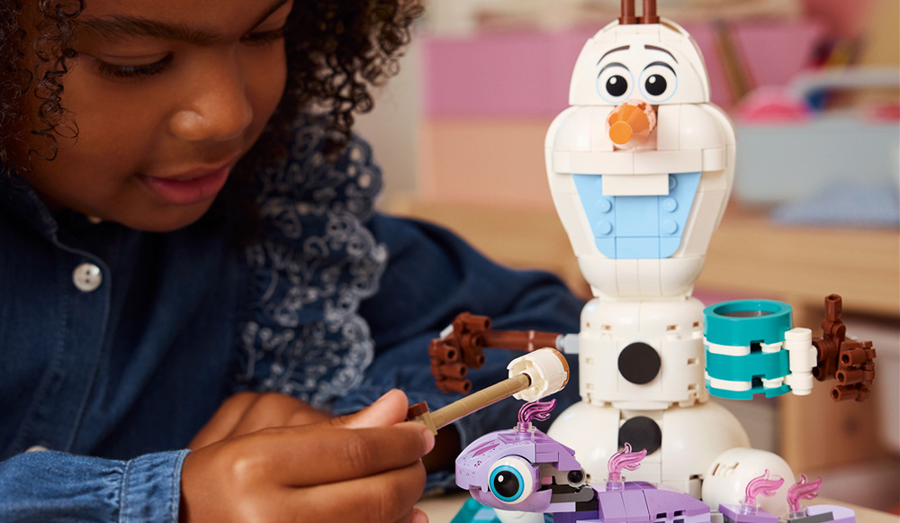 Stavebnica LEGO® │ Disney Ľadové kráľovstvo 43287 Olaf a Bruni na zábavnom pikniku Stavanie zo 478 dielikov rozvíja trpezlivosť a priestorovú predstavivosť, zatiaľ čo digitálny návod pomáha pri skladaní.