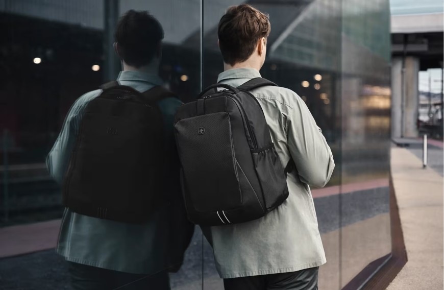Muž s batohom Wenger XE Professional 15.6" na chrbte