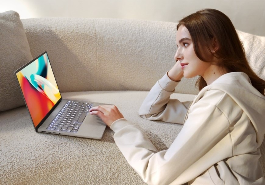 Notebook Asus Zenbook A14 sivý Žena na pohovke pracuje na Copilot+ PC