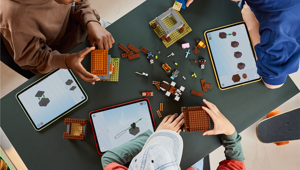 Stavebnica LEGO® Minecraft® 21278 Základna plenitelů a Ničitel Trojposchodová strážna veža a dom dedinského kamenára vytvárajú prepracované prostredie pre obranu dediny.