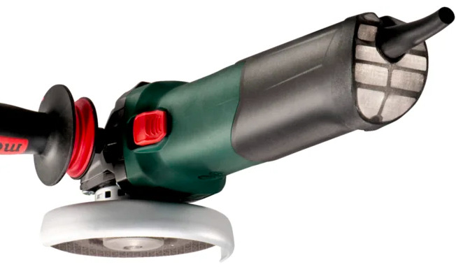 Uhlová brúska Metabo WEV 17-150 Quick Detail zadnej časti uhlovej brúsky s prívodným káblom a ventilačnou mriežkou motora