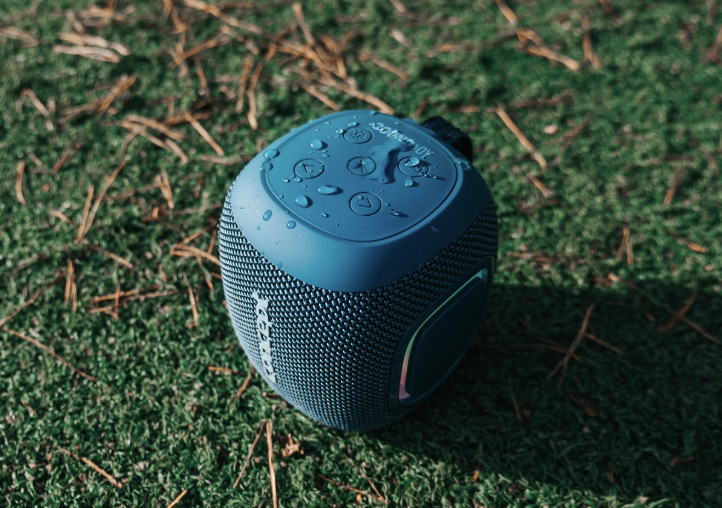 Prenosný reproduktor Concept SoundJoy BR5012 modrý Ovládací panel reproduktora Concept SoundJoy BR5012 pokrytý kvapkami vody