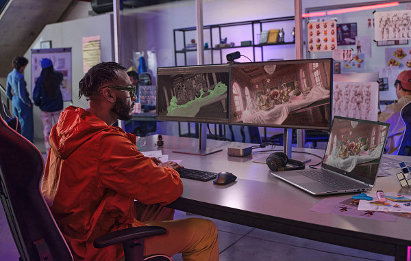 Notebook HP ZBook Fury G1i 16” sivý Muž pracujúci na notebooku HP ZBook Fury G1i s dvoma pripojenými displejmi