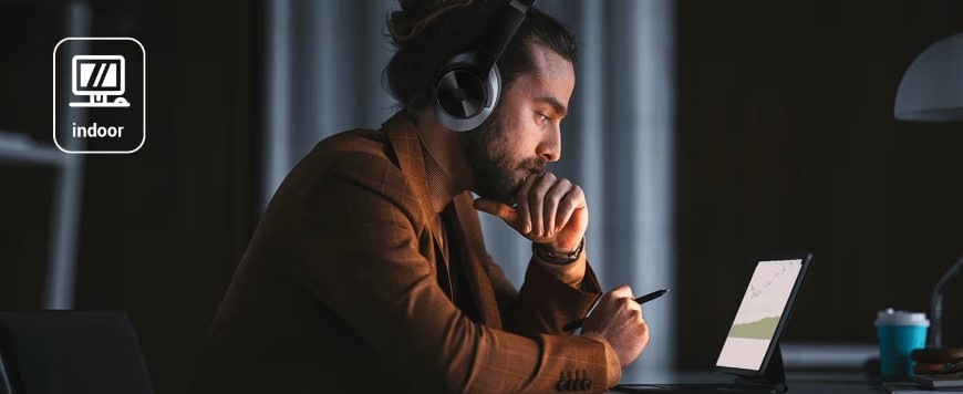 Slúchadlá OneOdio Focus A10 biela Muž pracujúci na notebooku používa slúchadlá OneOdio Focus A10