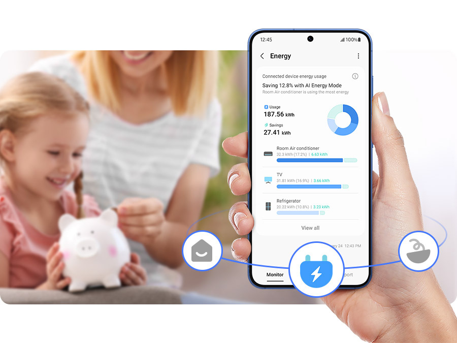Americká chladnička Samsung RM70F63NEREO nerez/ocel Ruka drží mobilný telefón s aplikáciou SmartThings Energy, na pozadí je žena s dieťaťom, ktoré drží v rukách pokladnička v tvare prasiatka