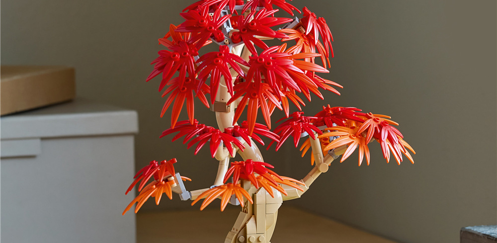 Bonsaj môžete vystaviť samostatne alebo ju kombinovať s ďalšími rastlinami z kolekcie LEGO Botanicals.