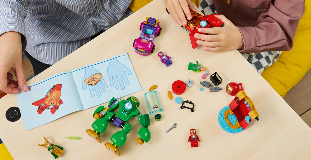 Stavebnica LEGO® Marvel Iron Man a jeho super priatelia 11211 Loki vs. tím Iron Mana Štyri minifigúrky LEGO, tryskáč, auto a robotický oblek umožňujú deťom kombinovať postavy a vymýšľať súboje.