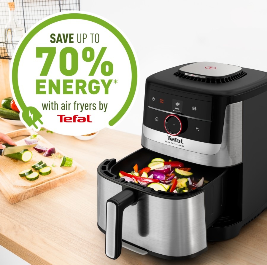 Fritéza teplovzdušná Tefal Easy Fry Smart&Silence EY572DE1, 5 l čierna/nerez Fritéza teplovzdušná Tefal EY572DE1 Easy Fry Smart&Silence 5 l na kuchynskej linke a vo vnútri fritézy zelenina